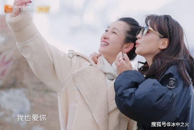 1月31日，河南郑州。漫天飞舞的雪花如约而至。正值春运返乡季，要注意防寒保暖。“好羡慕第一批已经回家过年的人啊”
